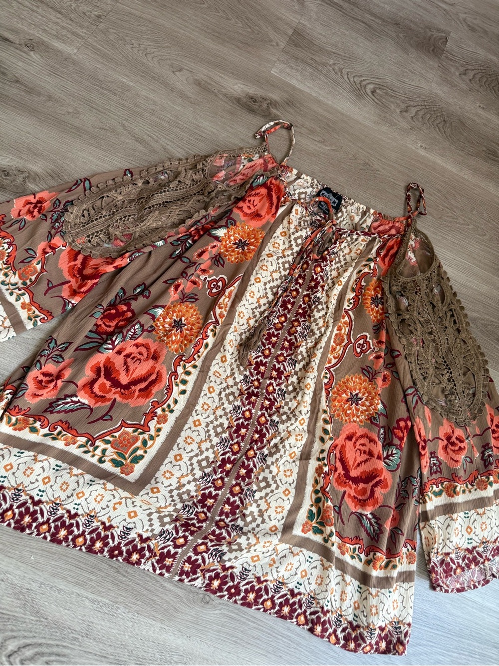 NWOT Angie Boho Floral Cold-Shoulder Peasant Tunic in Brown and Rust Size Large - Picture 2 of 9